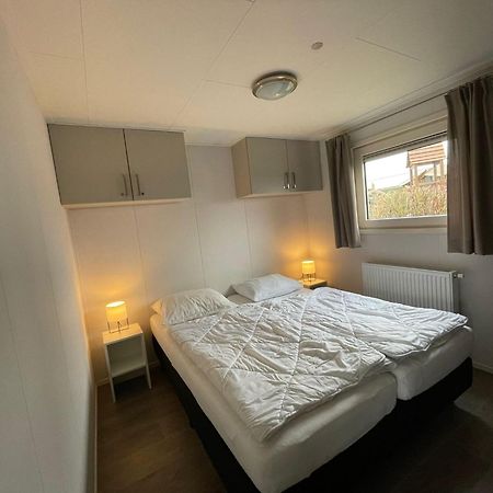 Chalet Op Gezellige Familiecamping Bij Zee Kamperland Exteriör bild