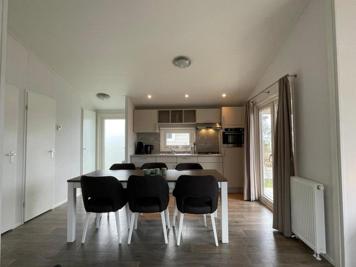 Chalet Op Gezellige Familiecamping Bij Zee Kamperland Exteriör bild